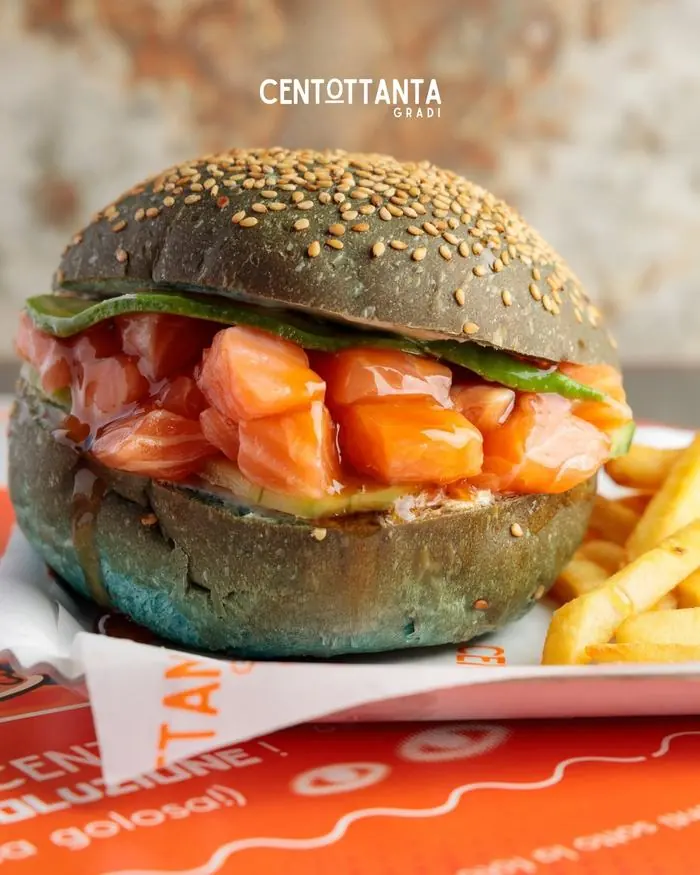 Burger di salmone e avocado con pane scuro e patatine