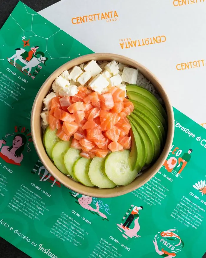 Poke con salmone, avocado, cetriolo e feta