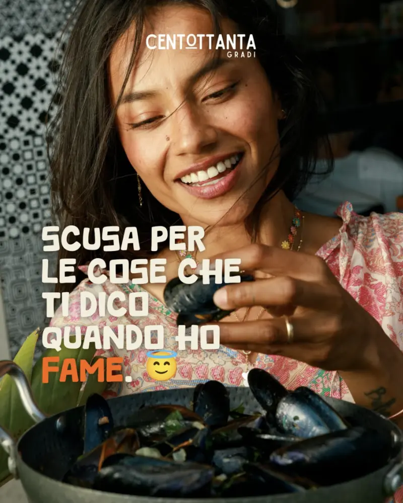 Ragazza sorridente mangia cozze: Scusa per le cose che ti dico quando ho fame
