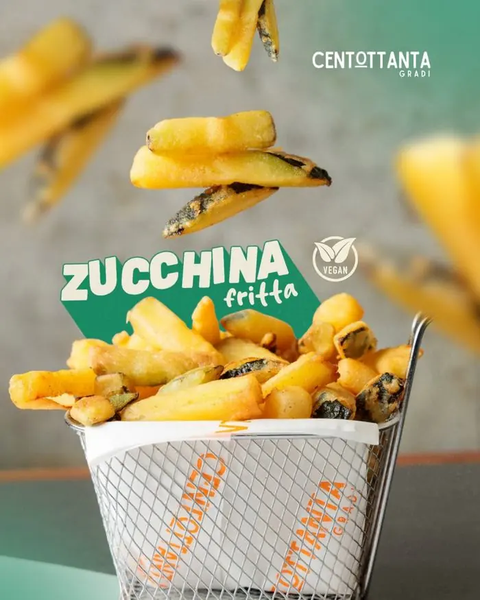 Fritti: zucchina fritta vegana in un cestino